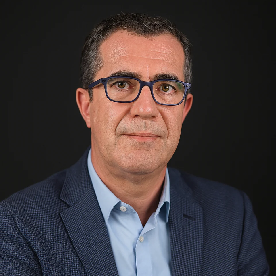 Professional portrait of Javier Toral Nistal